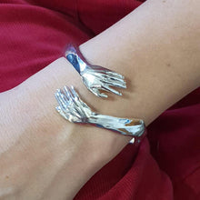 Load image into Gallery viewer, Romantic Love Hug Carved Hand Bracelet