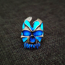 Load image into Gallery viewer, Glowing skull ring